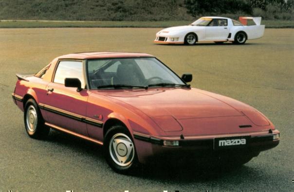 Mazda RX-7, 1980 - vorn Straßenversion, hinten Rennsportversion.  Foto: Auto-Medienportal.Net/Mazda